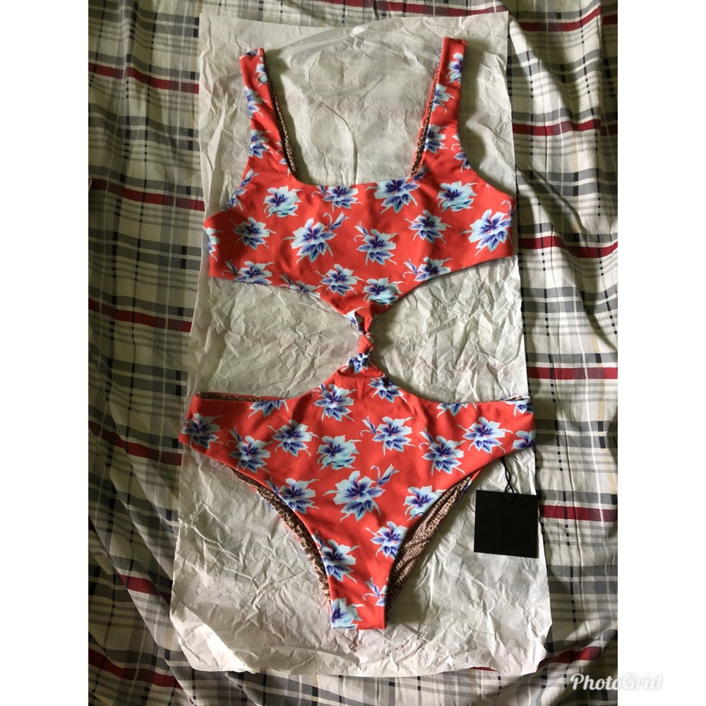 BNWT, size Large Acacia Colombia full piece